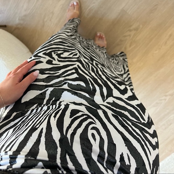 Zebra Sequined Open Back Evening Dress - Picture 7 of 9